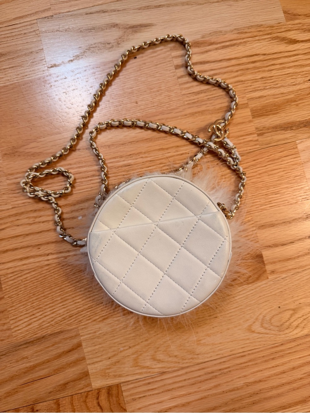 White fluffy feather Chanel round crossbody purse - Picture 5 of 8